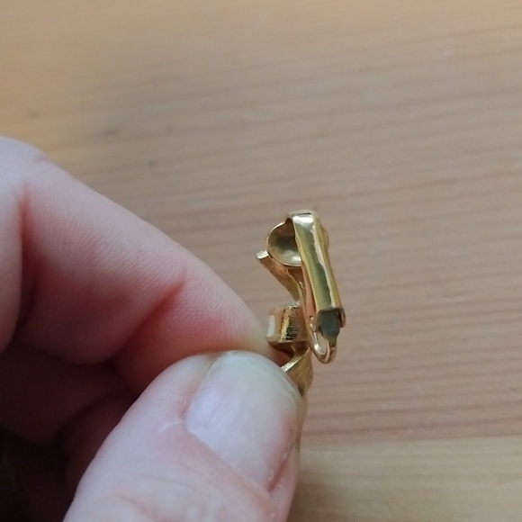 Vtg. Retro Enameled Ribbon flowing Gold tone,black & cream clip on earrings - Picture 7 of 8